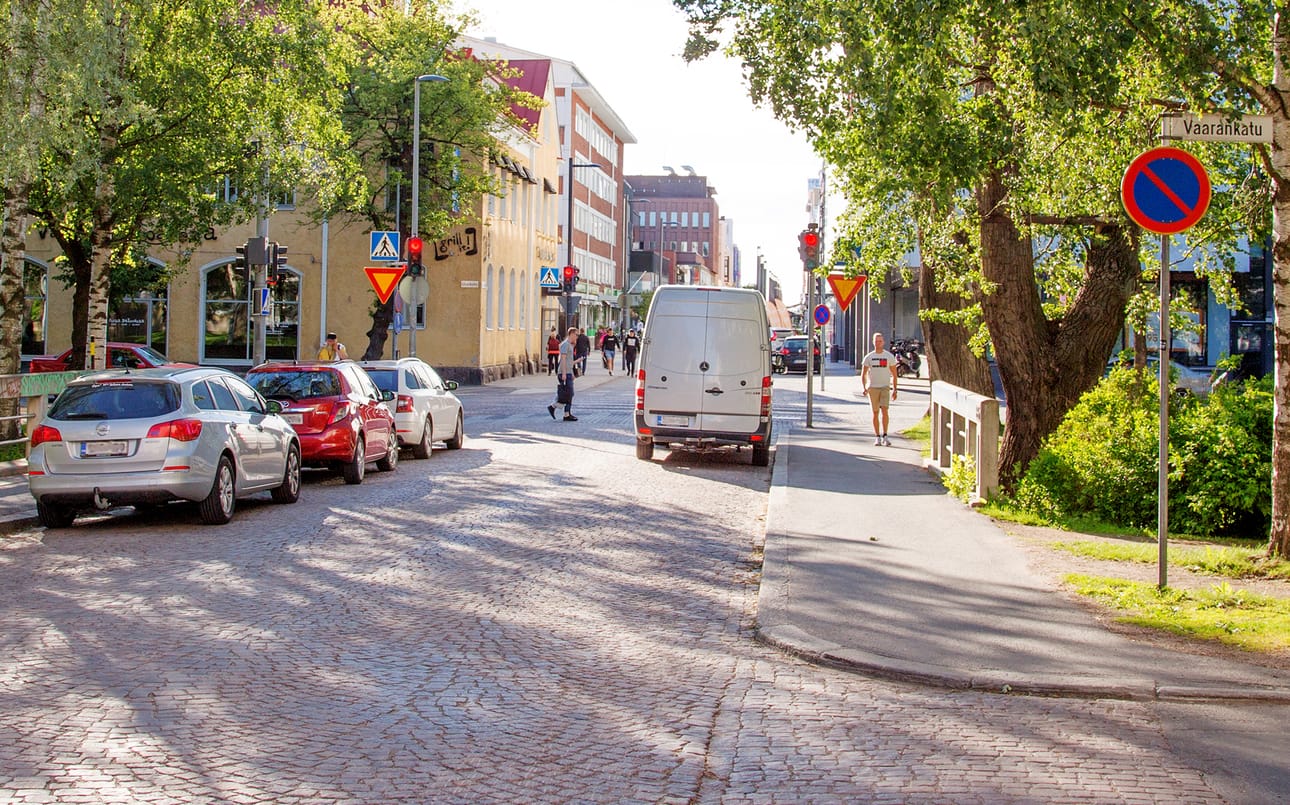 Kauppurienkadulla pysäköinti on sallittua vain kadun toisella reunalla. Oikeassa reunassa pysäköinti on kielletty, mutta reunaan pysäköidään edelleen säännöllisesti.