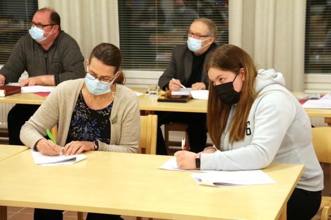 Ääntenlaskijat Aira Mäkinen ja Oona-Mari Marsch pääsivät tositoimiin viime viikon valtuustossa. Kirkkoherra Jyrki Jormakka seurasi äänestystä vierellään nimiä huudellut puheenjohtaja Esa Vaittinen. KUVA: ANU NAHKALA