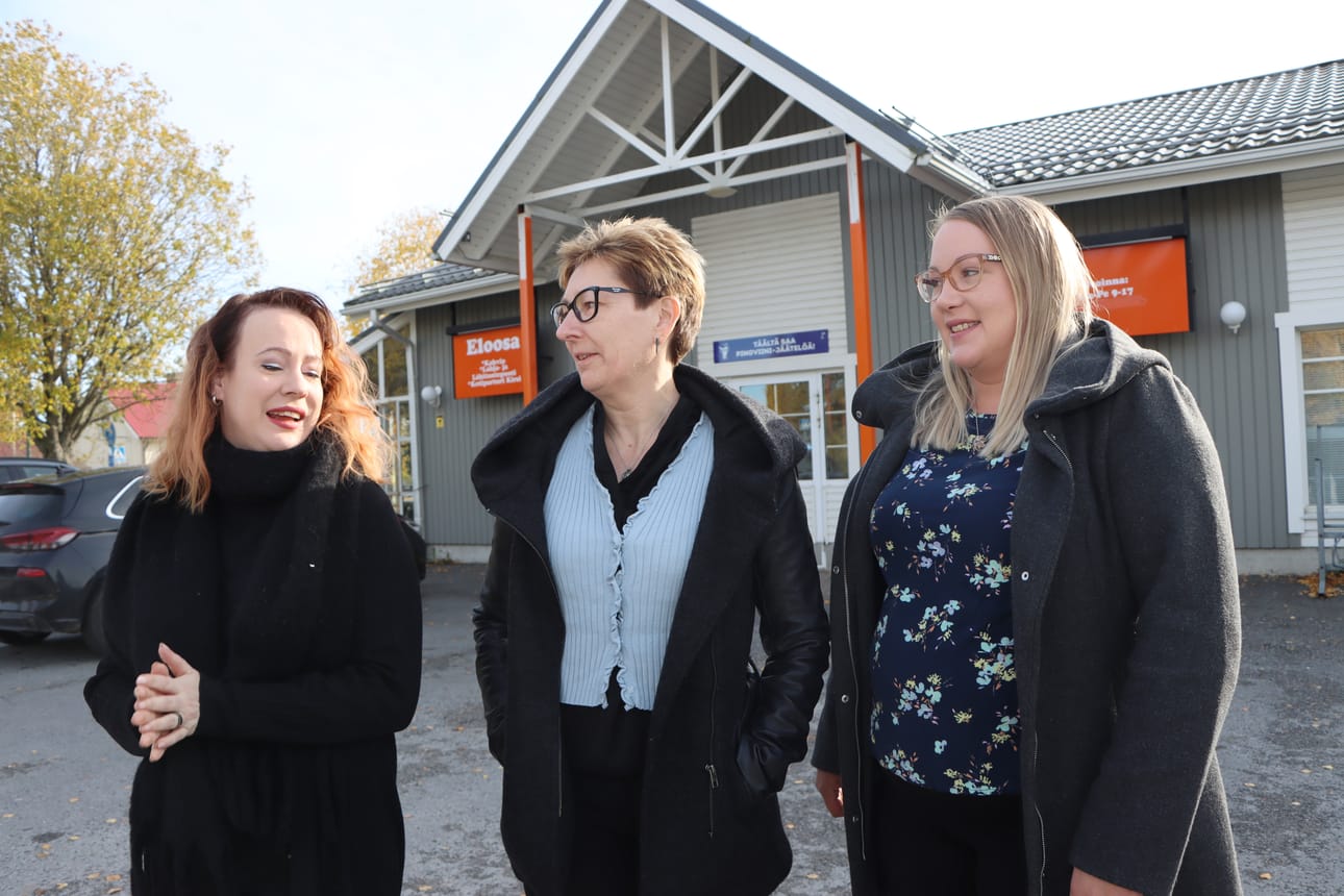 Parturikampaaja Kirsi Alanen (vas) lopettaa Eloosan kahvilatoiminnan ja myy kiinteistön JK Tilipalvelu Oy:n Kristiina Peltolalle ja Jaana Hautalalle, jotka odottavat kovasti pääsevänsä uusiin omiin tiloihin.