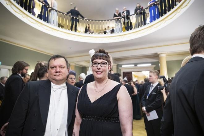 Karijokelainen Tarja Parkatti sai hyviä uutisia käräjäoikeudesta perjantaina, kun hänen entinen esimiehensä tuomittiin työsyrjinnästä sakkoihin. Parkatti tuli tunnetuksi paljastettuaan epäkohdat Esperin hoivakoti Ulrikassa Kristiinassa. Presidentin kutsumana hän saapui linnan juhliin aviomiehensä Marko Parkatin kanssa. Arkistokuva: Jarno Pellinen/Ilkka-Pohjalainen