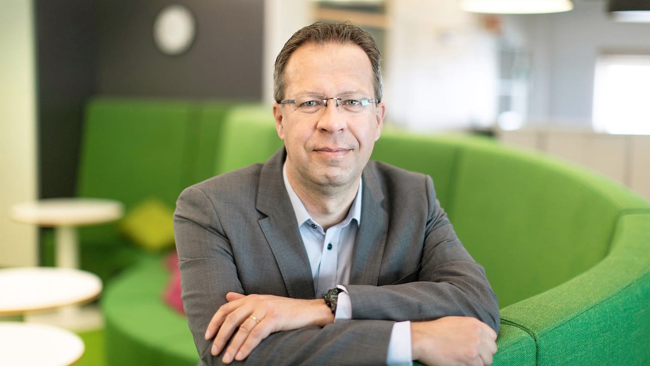 Vuoteen 2021 lähdetään toiveikkaissa, mutta myös jännittyneissä tunnelmissa. Maailma on menossa oikeaan suuntaan, uskoo S-Pankin ja FIM Varainhoidon päästrategi Lippo Suominen.
