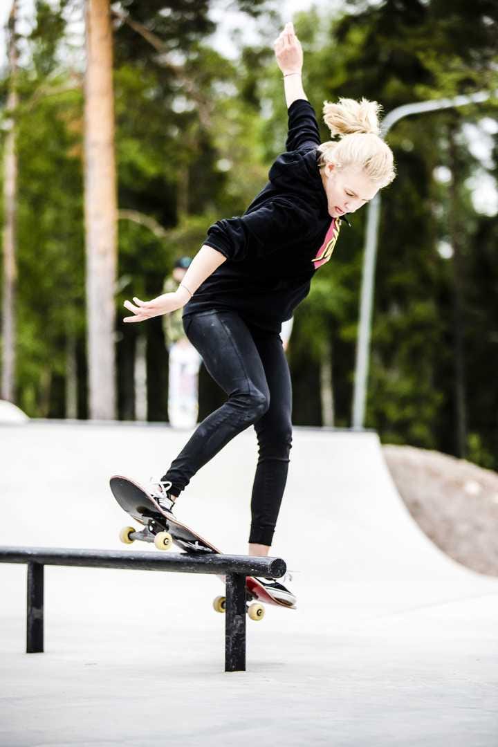 BS Boardslide. Hetkeä aiemmin lauta lähti Takan jalkojen alta. Tällä kertaa temppu onnistui.