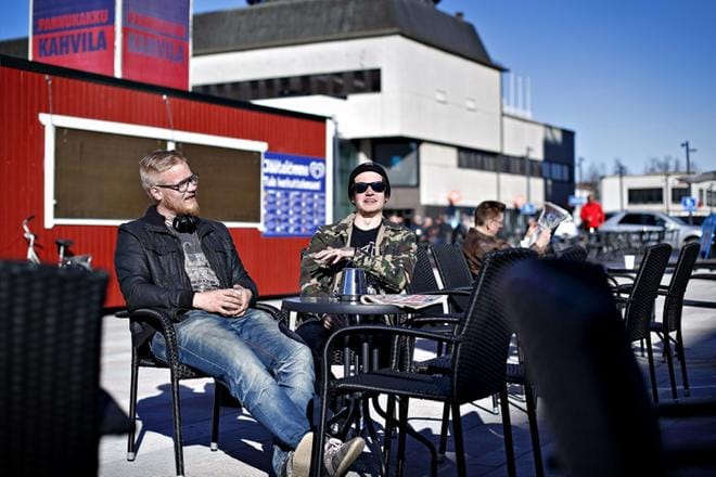 Jere Paloniemi ja Eetu Hernesaho nauttivat uudesta torista auringonpaisteessa. – Puitteet ovat kunnossa. Verrattuna entiseen tämä on todella hyvä, toteaa Hernesaho. KUVAT: TOMI KOSONEN