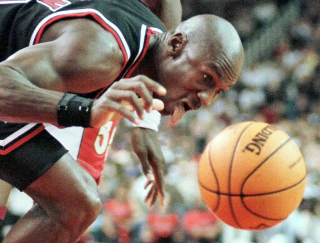 Koripallolegenda Jordanin ensimmäisestä NBA-sopimuspaperista maksettiin huutokaupassa lähes 50  000 euroa – vaikka kyseessä olikin vain kopio