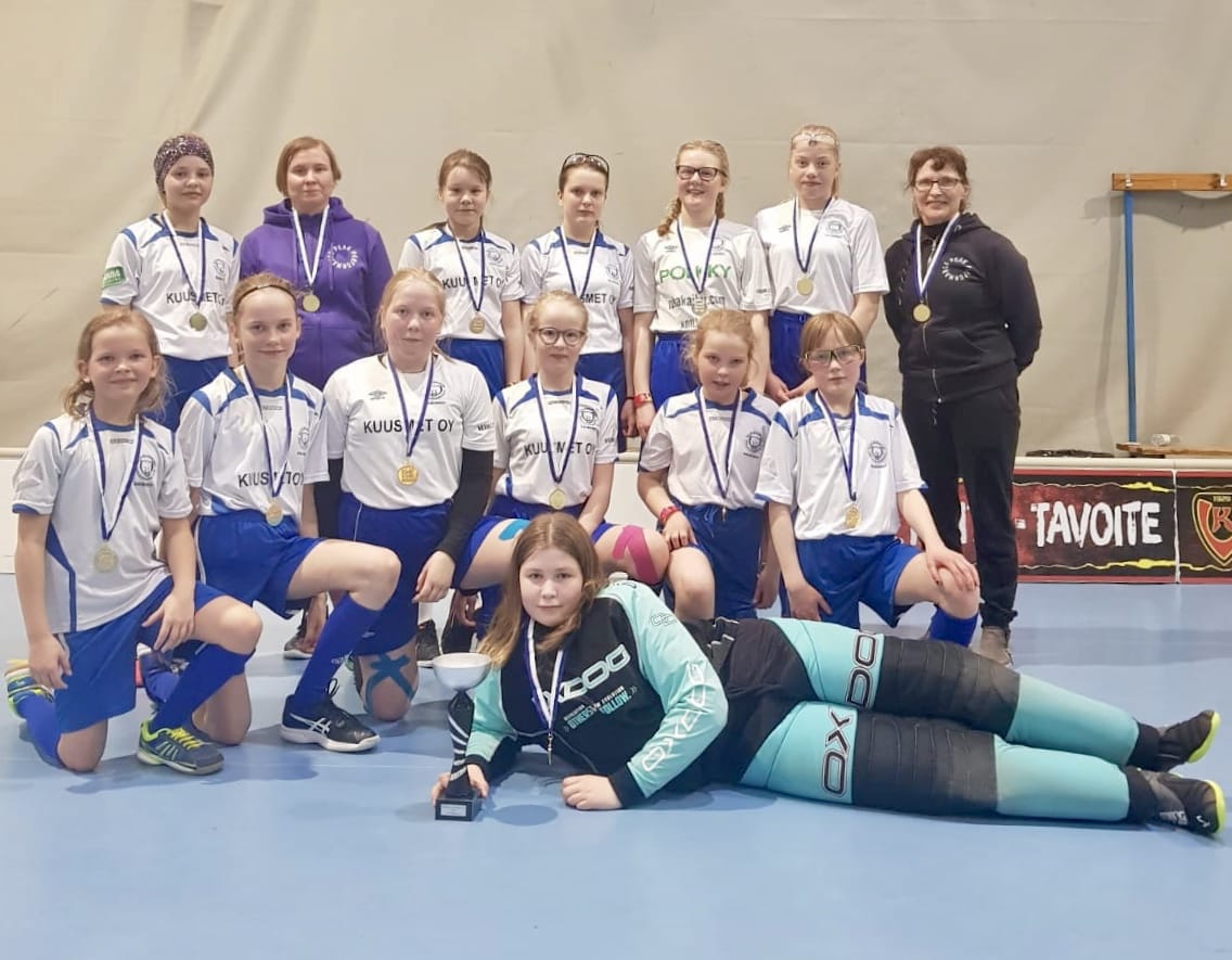 PaKan D-tytöt juhlvat Särkänniemen salibandy Cupin voittoa.