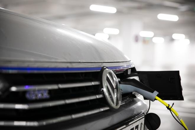 Sähköautojen latausinfra-avustuksella ja keväällä voimaan tulevalla latausvalmiuden velvoitteella halutaan vauhdittaa henkilöautoliikenteen sähköistymistä. Taustalla ovat ilmastotavoitteet. KUVA: Arttu Laitala