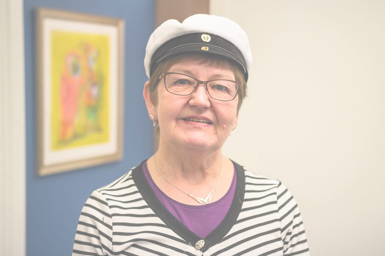 Mirja Pesonen painoi valkolakin päähän viime keväänä. Hän kannustaa muitakin senioreita opiskelujen pariin.