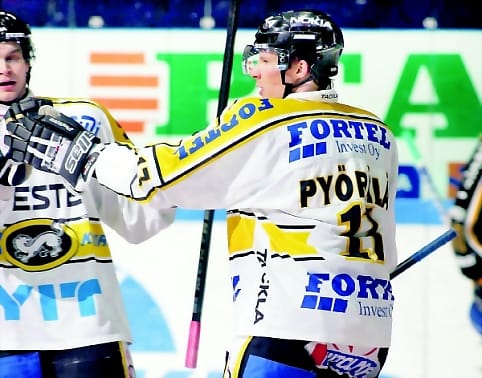 Hanskat yhteen. Janne Pesonen onnittelee maalin iskenyttä Mika Pyörälää.