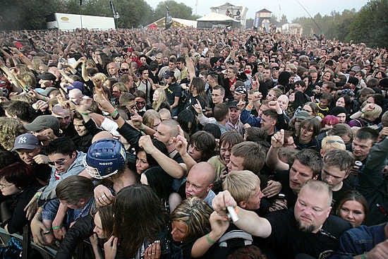 Ensi kesänä järjestetään kahdeksas Qstock-festivaali tutulla paikallaan Kuusisaaressa ja Raatissa. Kuvassa Stam1na-yhtyeen Antti Hyyrynen päälavalla 2007.