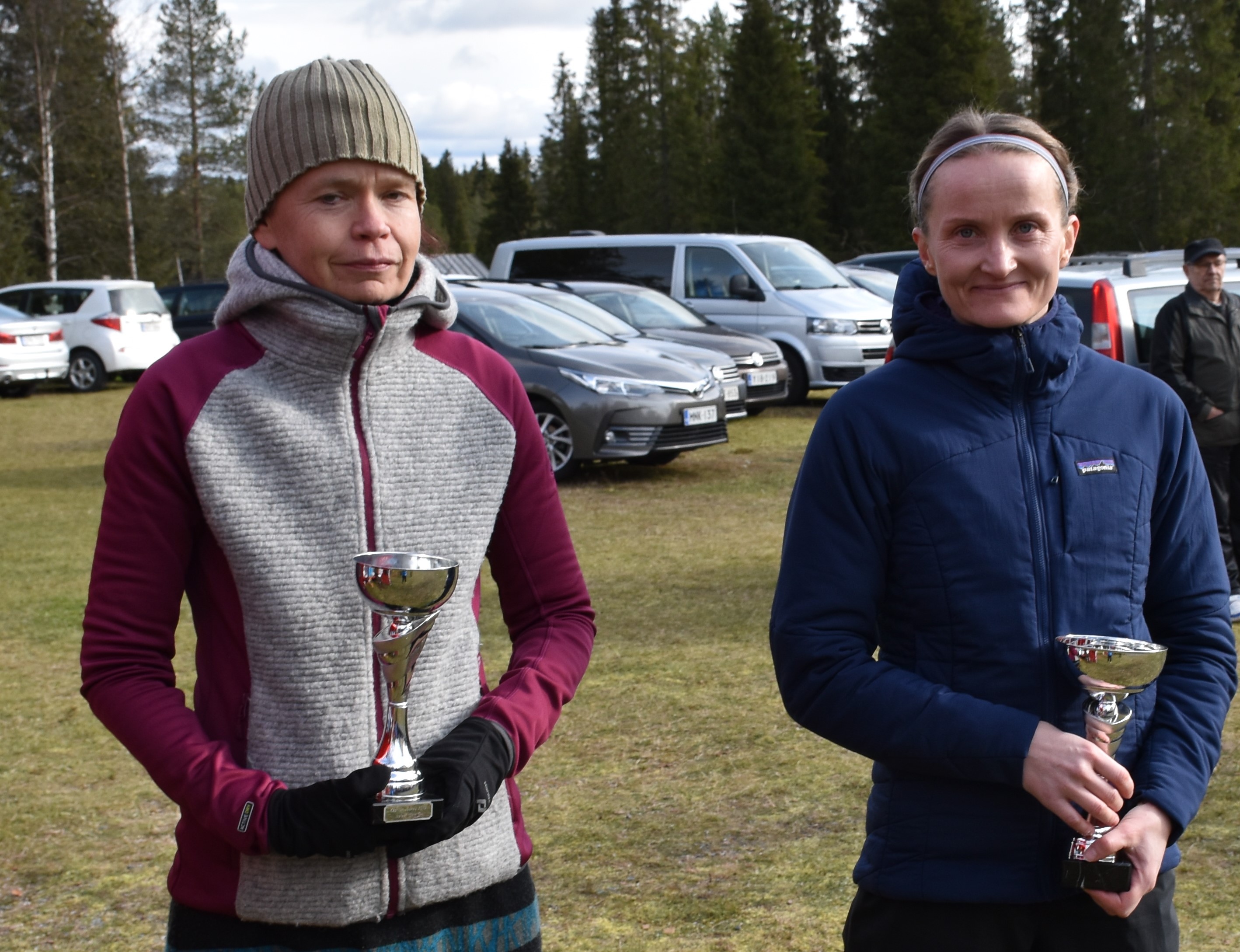 Kaarlon juoksun naisten 15 kilometrin kilpasarja: 1) Maija Kaisanlahti (oik.), 2) Mari Sipola.