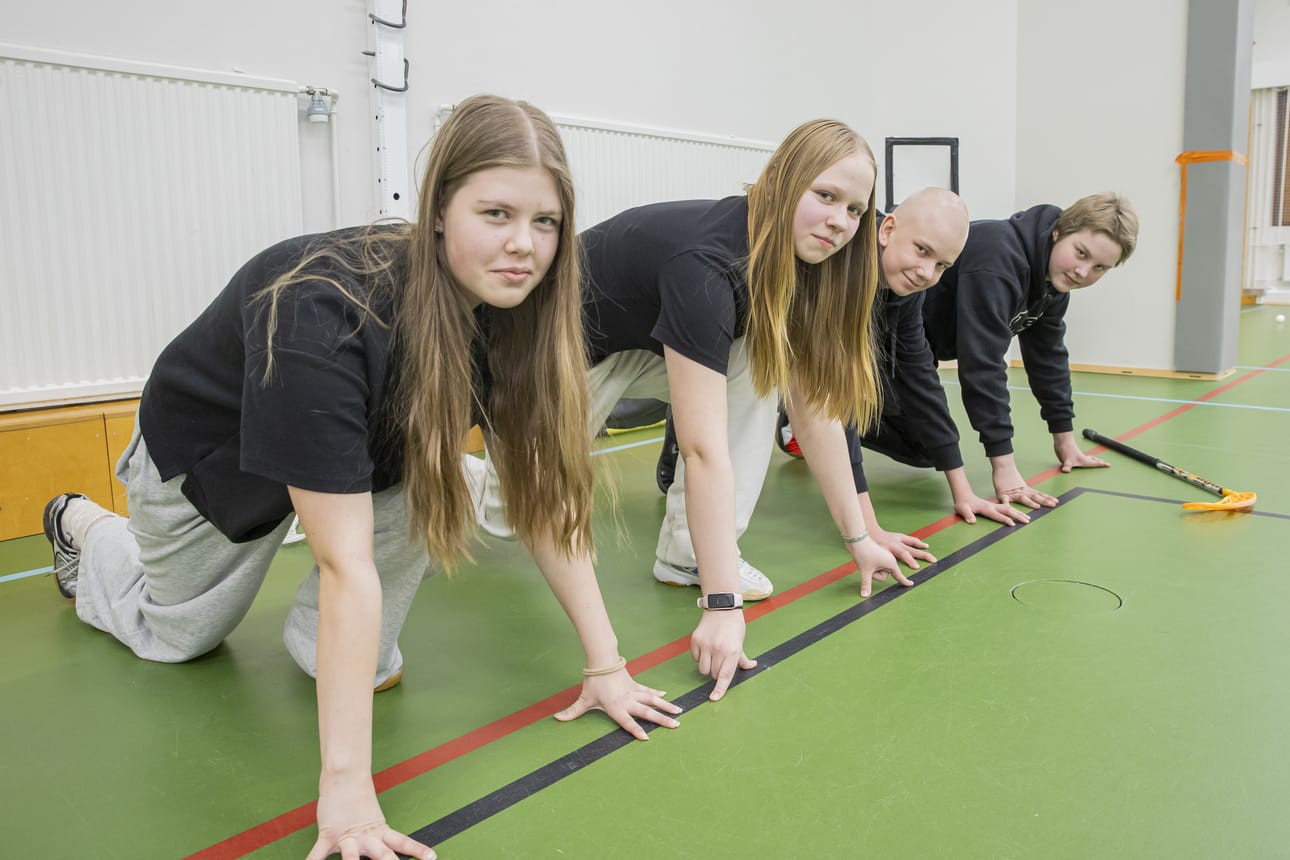 Rukan koulun seitsemäsluokkalaiset Sara Mustonen (vas.), Odessa Kämäräinen, Juho Siitonen ja Benjamin Kilpivaara kumartuivat viivalle. Tällä liikuntatunnilla oli ohjelmassa salibandya.