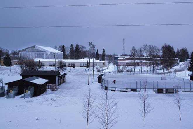 Mustasaaren keskuskoulun laajennusosan valmistuminen saattaa venähtää. Tekninen johtaja Ben Antell pitää todennäköisenä, että laajennusosaa ei saada käyttöön syyslukukauden alkuun mennessä. Rehtori Jorma Kiviojan mukaan tämä vaikeuttaisi koulun pitoa huomattavasti. KUVA: MINNA ANTILA