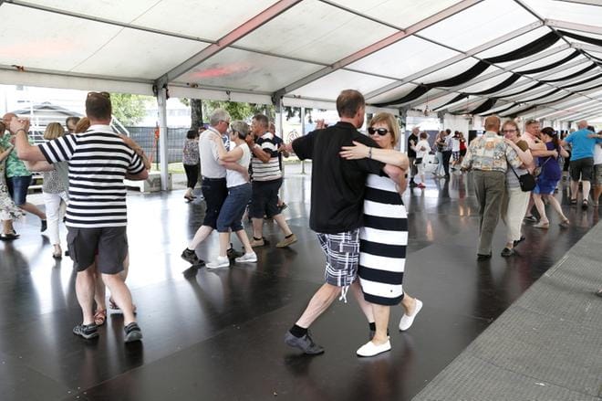 Tangokadun parketti veti porukkaa puoleensa torstaina. Katos suojasi tanssijoita pieneltä kesäiseltä sadekuurolta ja tanssijat kiittelivät parkettia kaikkien aikojen parhaana uudistuksena.