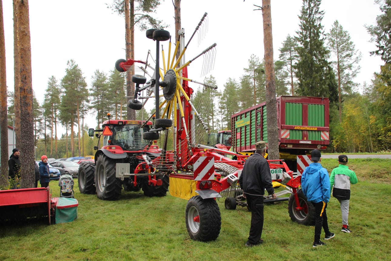 Maaseutuopiston koneet kiinnostivat.