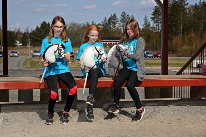 Halkosaaren koulun 5-luokan tytöt Essi Saari (vas.), Varpu Vidgren ja Nea Köykkä ovat innokkaita keppihevosharrastajia ja taitavia myös valmistamaan ja markkinoimaan niitä. KUVA: KARI LÖFHJELM