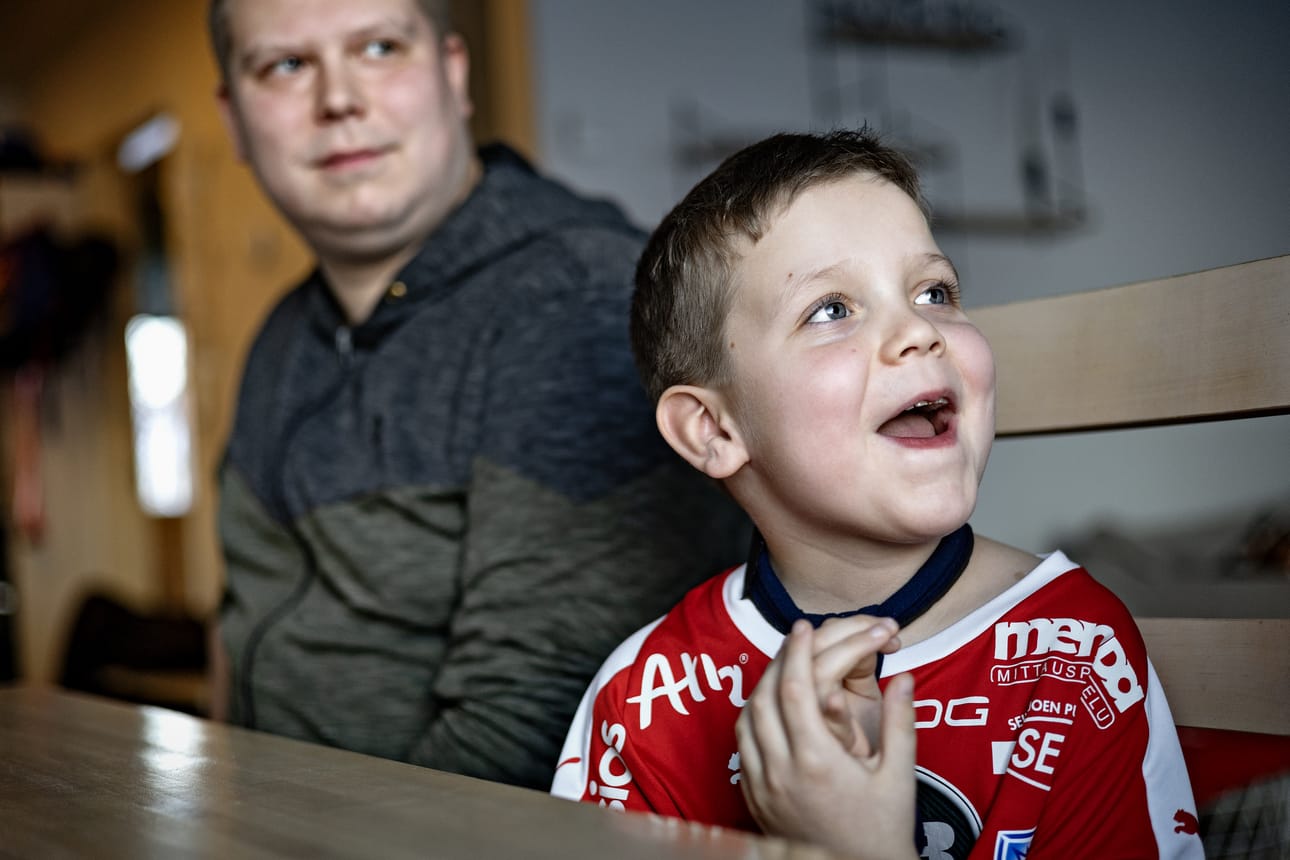 Innokas joukkueurheilija Väinö Paavola, 6, sai SPV:n edustusjoukkueelta kolme yllätystä, jotka kannustavat parantelemaan murtunutta kättä. Isä Antti Paavola on positiivisen yllättynyt F-liigan pelaajien vilpittömistä eleistä.