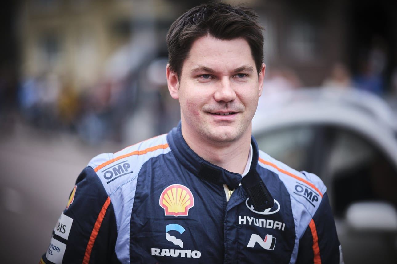Järjestyksessään kuudennen ja perjantain viimeisen erikoiskokeen jälkeen Teemu Suninen (kuvassa) on virolaista Ott Tänakia jäljessä 4,2 sekuntia. LEHTIKUVA / HANNU RAINAMO