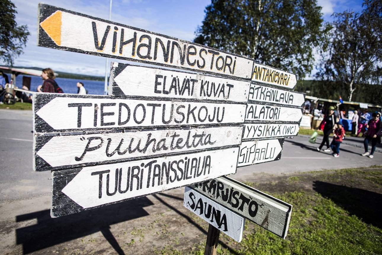 Paljon yhdessä. Rovaniemen Wanhoilla markkinoilla moni asia on jo perinne. Kuva viime vuodelta.