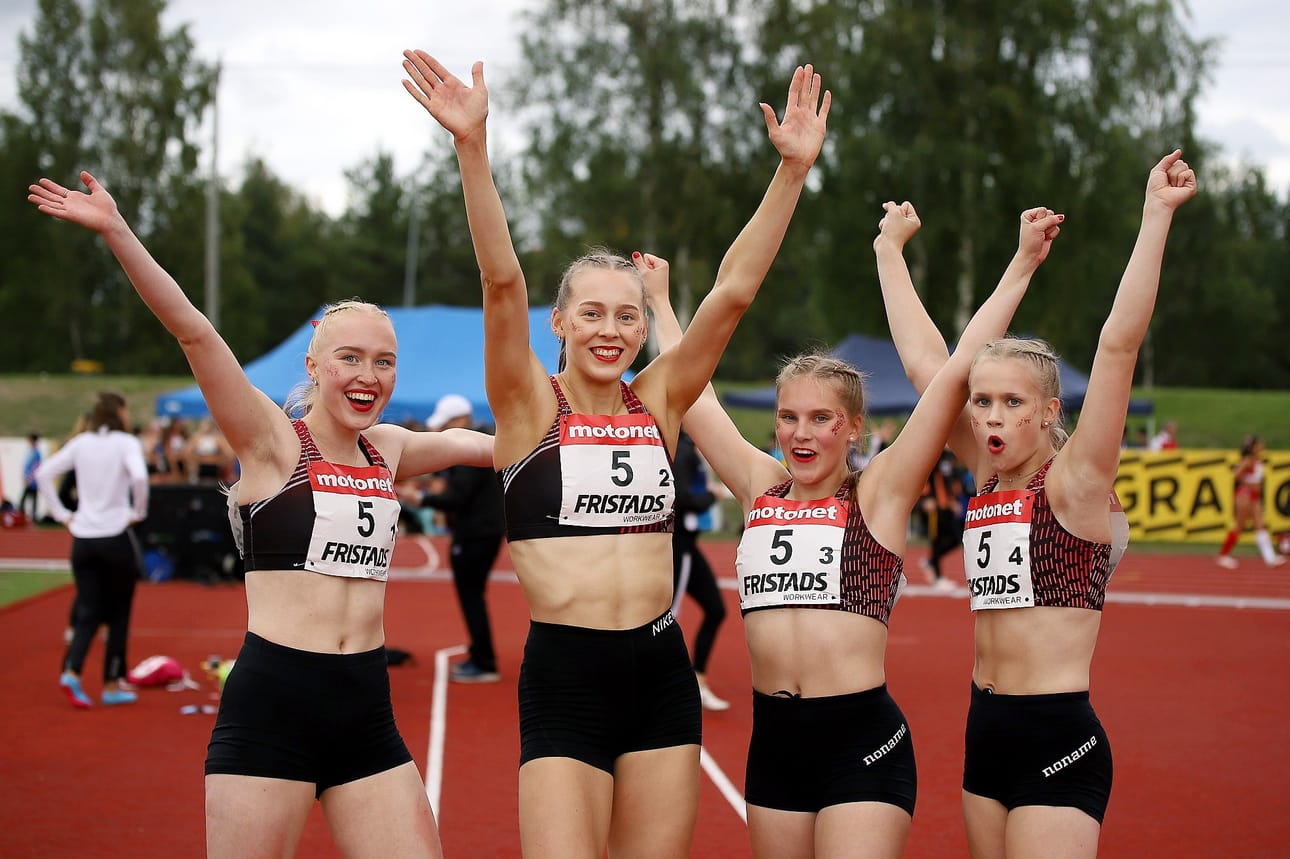 Kuivasjärven Auran tytöillä oli hymy herkässä lauantaina. SM-kullan napanneessa joukkueessa juoksivat Pihla Kinnunen (vas.), Ella Nisula, Sonja Stång ja Aino Vuorjoki.