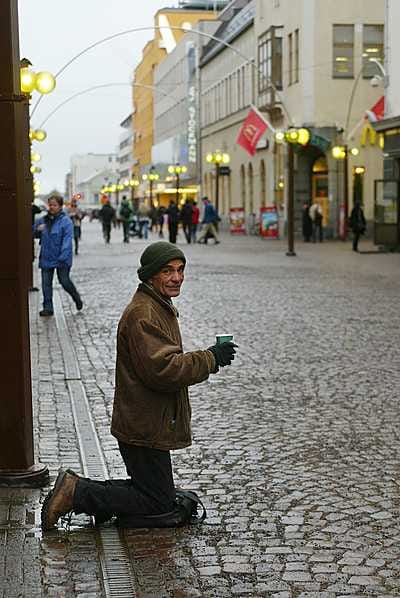 Mies kerjäsi Oulun Rotuaarilla lokakuussa 2007.
