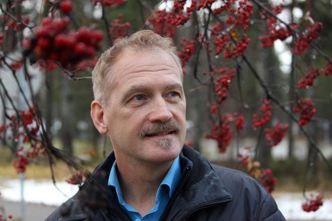 Jari Kuusen esikoisteos on kuvaus raakuuksista Suomessa 1200-luvun lopulta 1300-luvun puoliväliin. Seassa on ripaus romantikkaa. ‑ Olen kirjoittanut lomilla ja vapailla, kertoo kirkkoherrana työskentelevä Kuusi. KUVA: MINNA ZILLIACUS