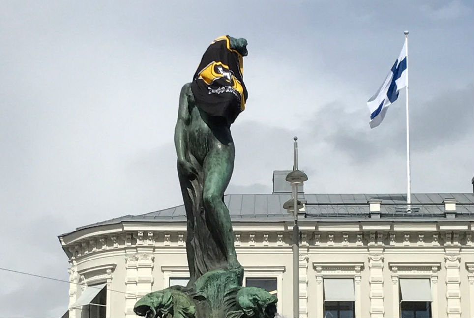 Helsingin Havis Amandakin oli pukemassa Kärppä-paitaa ylleen kuukauden lukijakuvassa