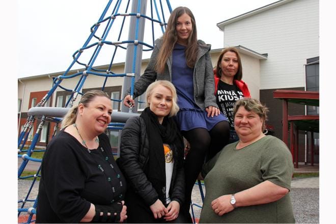 Kauhavan koulujen psykososiaaliseen tiimiin kuuluu kuraattorit Kirsi Holma ja Jenna Mäki, psykiatrinen sairaanhoitaja Rosabella Ruuhijärvi, kuraattori Riina Harju ja vastaava kuraattori Tiina Hemminki. Lisäksi tiimissä on psykologi Laura Fränti. Kuva: Mia Kärkkäinen