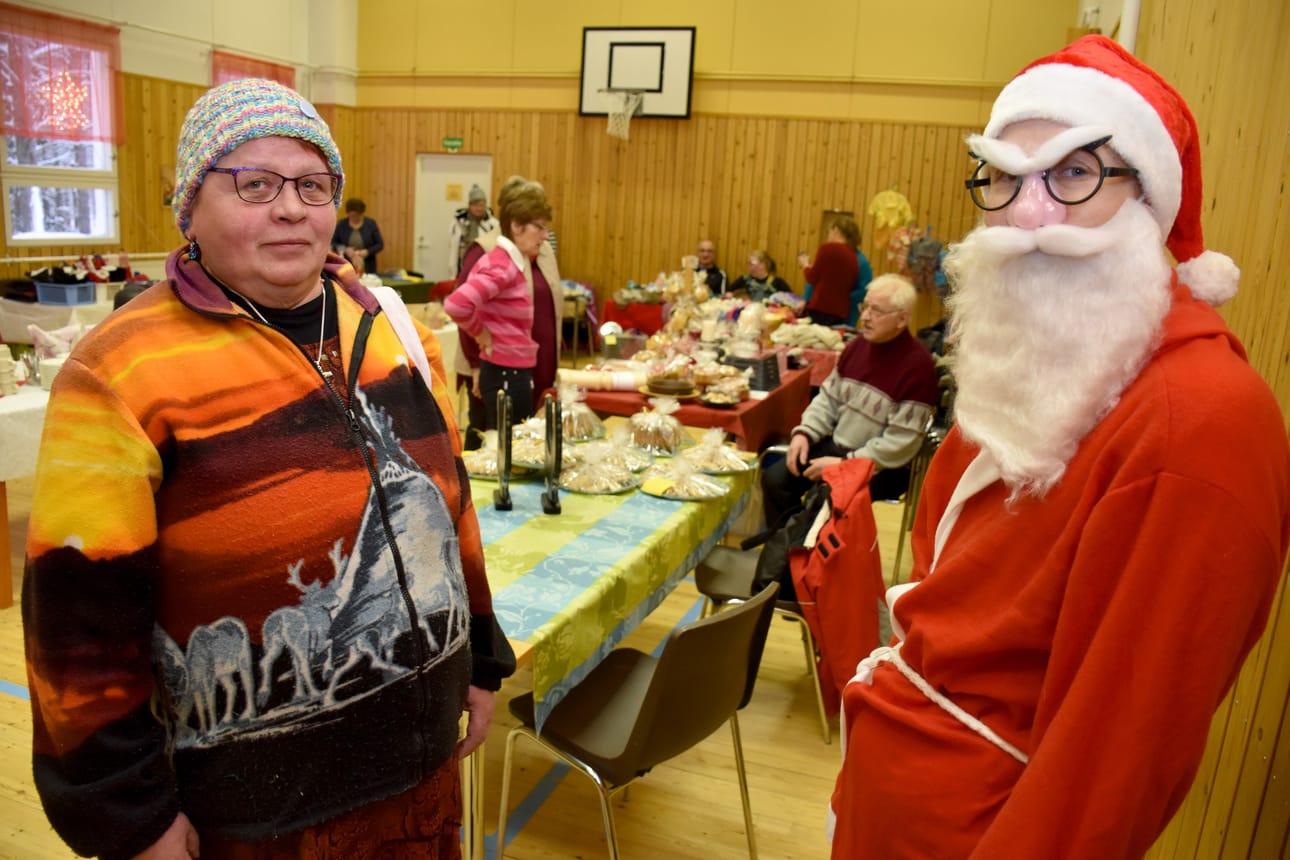 Torstaikerhon vetäjä Aini Varanka ja joulupukki avasivat myyjäiset.