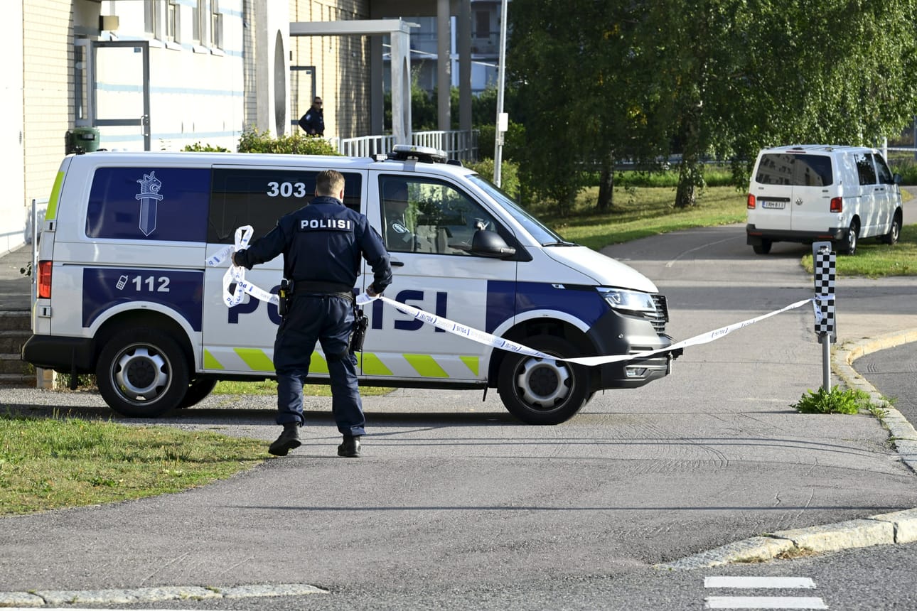 Poliisi räjähdysonnettomuuden tapahtumapaikalla Helsingissä Meri-Rastilassa. Kaksi ihmistä toimitettiin sairaalahoitoon asunnossa varhain maanantaina sattuneen räjähdyksen jälkeen. LEHTIKUVA / HEIKKI SAUKKOMAA