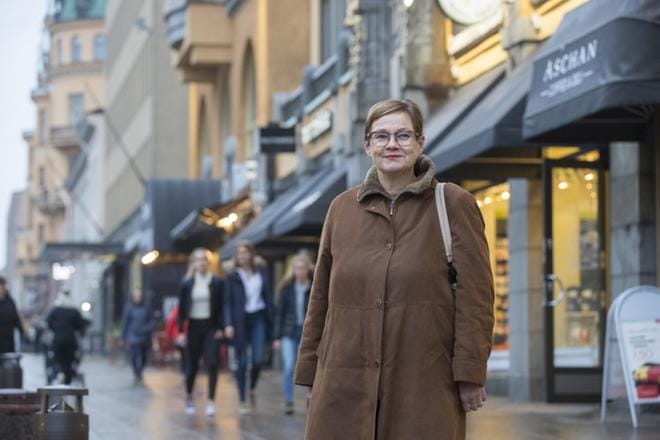 Paula Hauru suosittelee naisten pitävän huolta omasta taloudestaan. – Jokaisen naisen pitäisi hoitaa raha-asiansa itse ja aloittaa säästäminen, vaikka miten pienestä summasta. KUVA: MINNA ANTILA