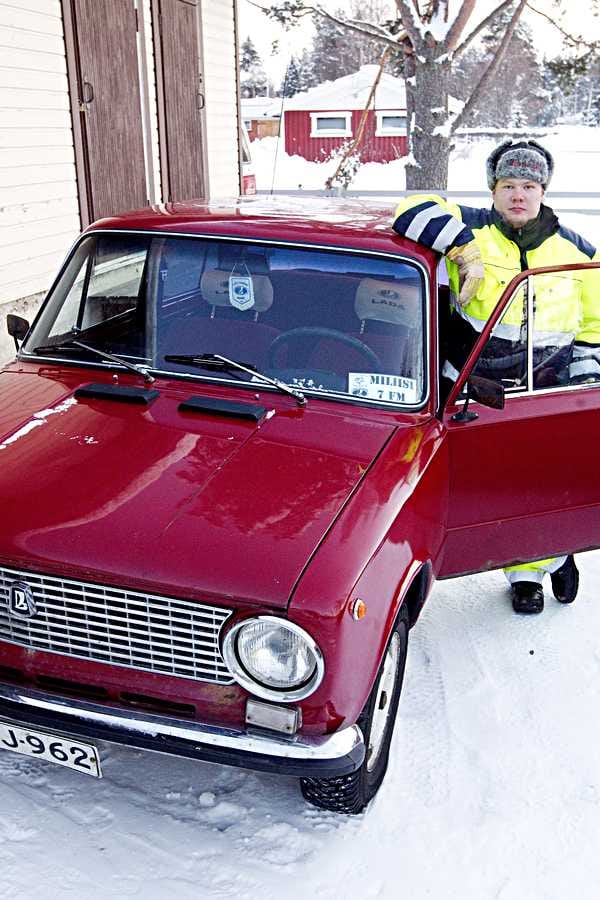 Monilla on muistoja Ladasta. Oulun seudun ladailijoiden puheenjohtaja Jarno Alarauhio esitteli ajokkiaan vuosi sitten kuvaajalle.