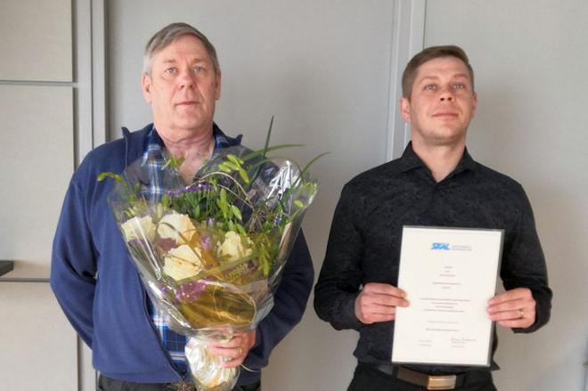 Hannu Kleimola ja Esa Kleimola pokkasivat SKAL Pohjanmaan Vuoden Kuljetusyrityksen tunnustuksen lauantaina.