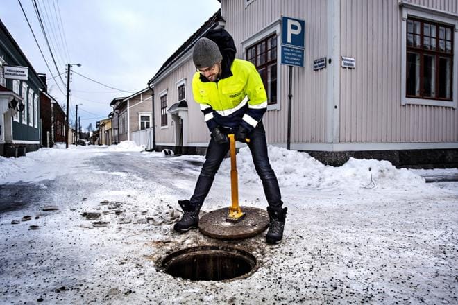 Verkostoinsinööri Jon Majors pureutuu rottaongelmiin Pietarsaaren Skatassa Taljasepänkadun ja Pohjoisnummikadun risteyksessä. Rotat käyttävät sadevesikaivoja kulkureitteinä viemäriverkostoon, jossa niitä odottavat tappavat ansat. ARKISTOKUVA: CLAS-OLAV SLOTTE