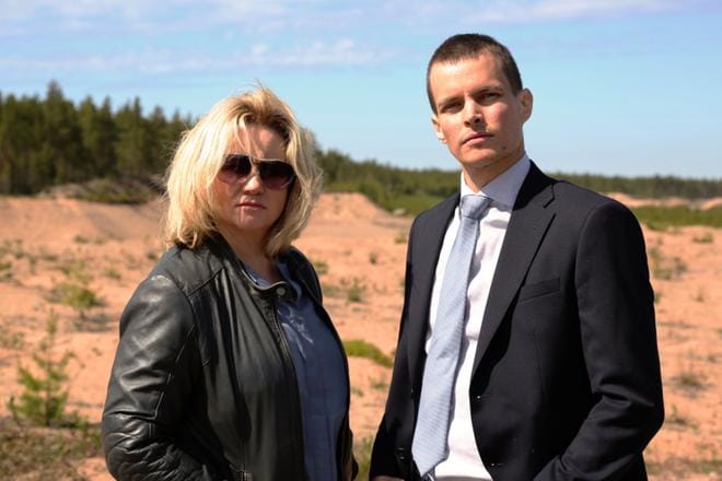 Lestadiolaisyhteisön murhat ravistelevat kuvitteellista Varjakan kuntaa Oulun kupeessa. Rikoksia saapuvat selvittämään KRP:n rikostutkijat Sanna Tervo (Maria Sid) ja Lauri Räihä (Johannes Holopainen). KUVA: Hannele Majaniemi