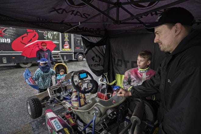 Hopin perhe odotteli karting-kisaan osallistuvan Valtteri Hopin (toinen oik.) aika-ajojen alkua. Isä Janne Hoppi viimeisteli auton katsastuskuntoon. Taustalla Sanna Hoppi ja lapset Leo ja Elias Hoppi. KUVA: MINNA ANTILA