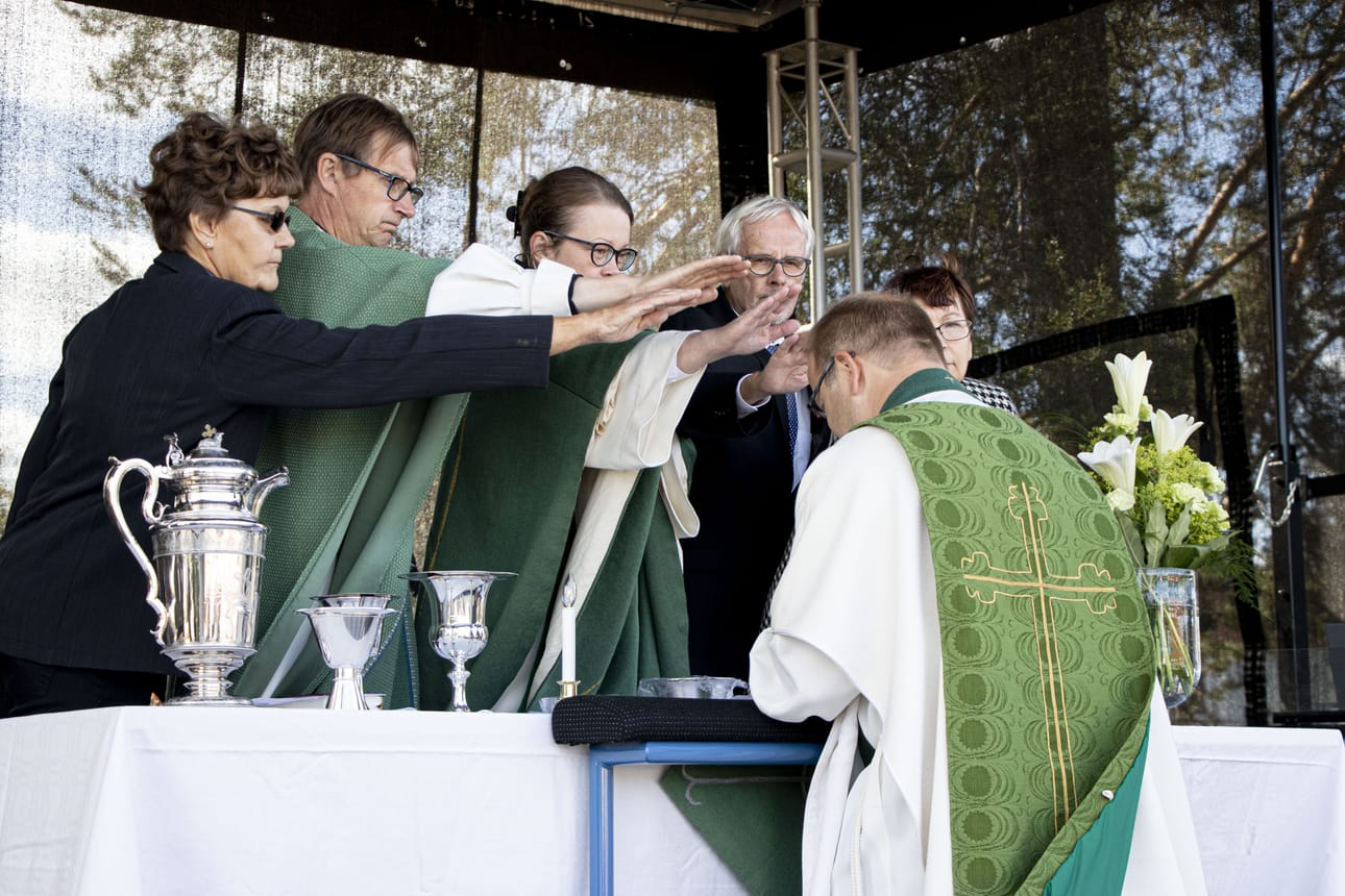 Virkaan asettamiseen kuuluu kättenpäällepaneminen. Olli Lohta siunaamassa Raahen seurakunnan kirkkoneuvoston jäsen Maija-Liisa Heikkilä, kirkkoherra Harri Joensuu, lääninrovasti Erja Oikarinen, kirkkovaltuuston puheenjohtaja Jukka Ingerttilä ja kirkkovaltuuston jäsen Anna-Maija Rahja.