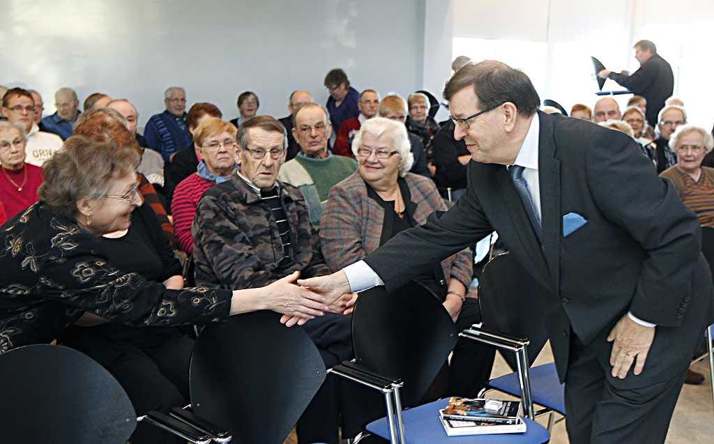 Paavo Väyrynen kätteli kuuntelijoita Vihannissa torstaina.