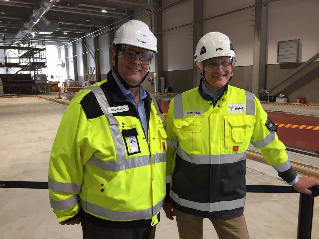 Koetehdas odottaa laitteitaan. Ekologisille vaatteille riittää kysyntää. Metsä Groupin pääjohtaja Ilkka Hämilä (vas.) ja tehdaspäällikkö Pertti Tiitola kertovat, että koetehdas pyörii 2–3 vuotta, sen jälkeen katsotaan tulokset.