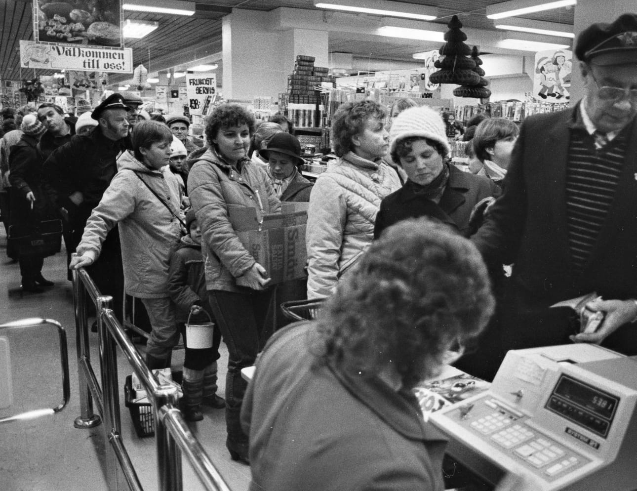 Rasvaa kannettiin laatikoittain tilausbusseihin Haaparannalta. Kuva on vuodelta 1984.