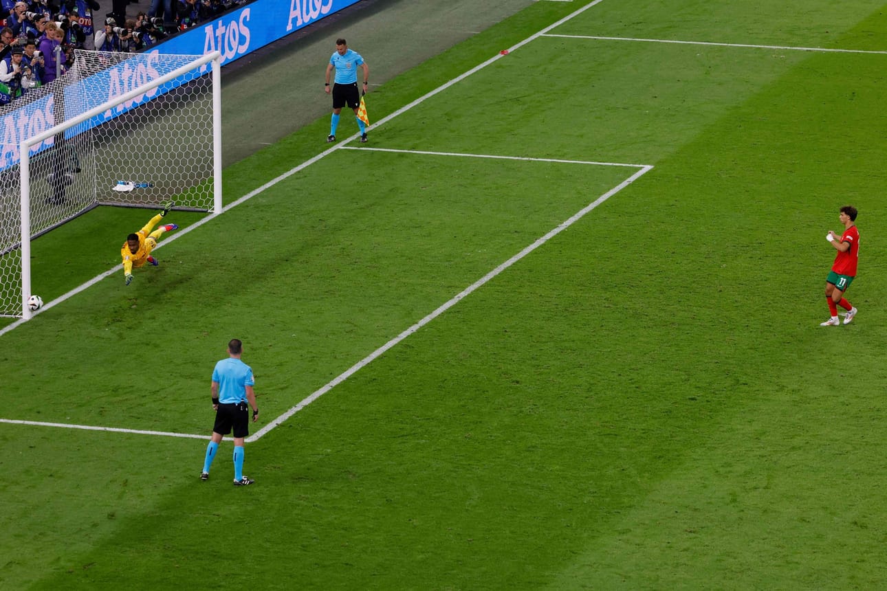 Pilkkukisan ainoa epäonnistuja oli Portugalin Joao Felix, joka laukoi tolppaan. LEHTIKUVA/AFP