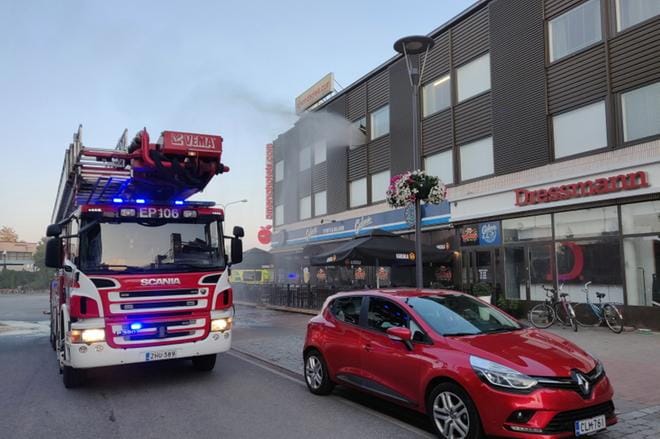 Seinäjoen rautatieasemaa vastapäätä sijaitsevassa Omenahotellissa syttyi elokuun 29. päivä tulipalo. 35 hotelliasukasta joutui siirtymään yöksi toiseen hotelliin. KUVA: JUHO KORPELA