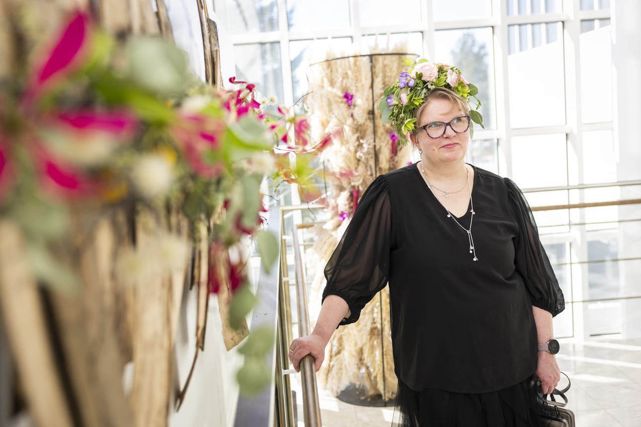 Minna Heikkilä-Tuovila avasi floristisen alan näyttelyn Kuusamotalolla. Näyttely jatkuu lauantaihin asti.