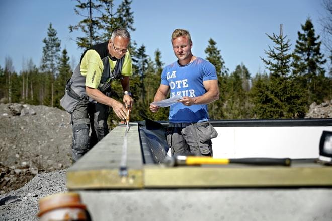 Joni Panu rakentaa Karhuvuoreen kahta omakotitaloa. Toinen niistä tulee itselle, toinen myyntiin. Velkaa pitää ottaa, mutta se ei häntä hirvitä, kun Seinäjoella näyttää riittävän rakentajille töitä pitkälle tulevaisuuteen. Isä Pekka Panu on apuna molemmilla talotyömailla. KUVA: KARI LÖFHJELM