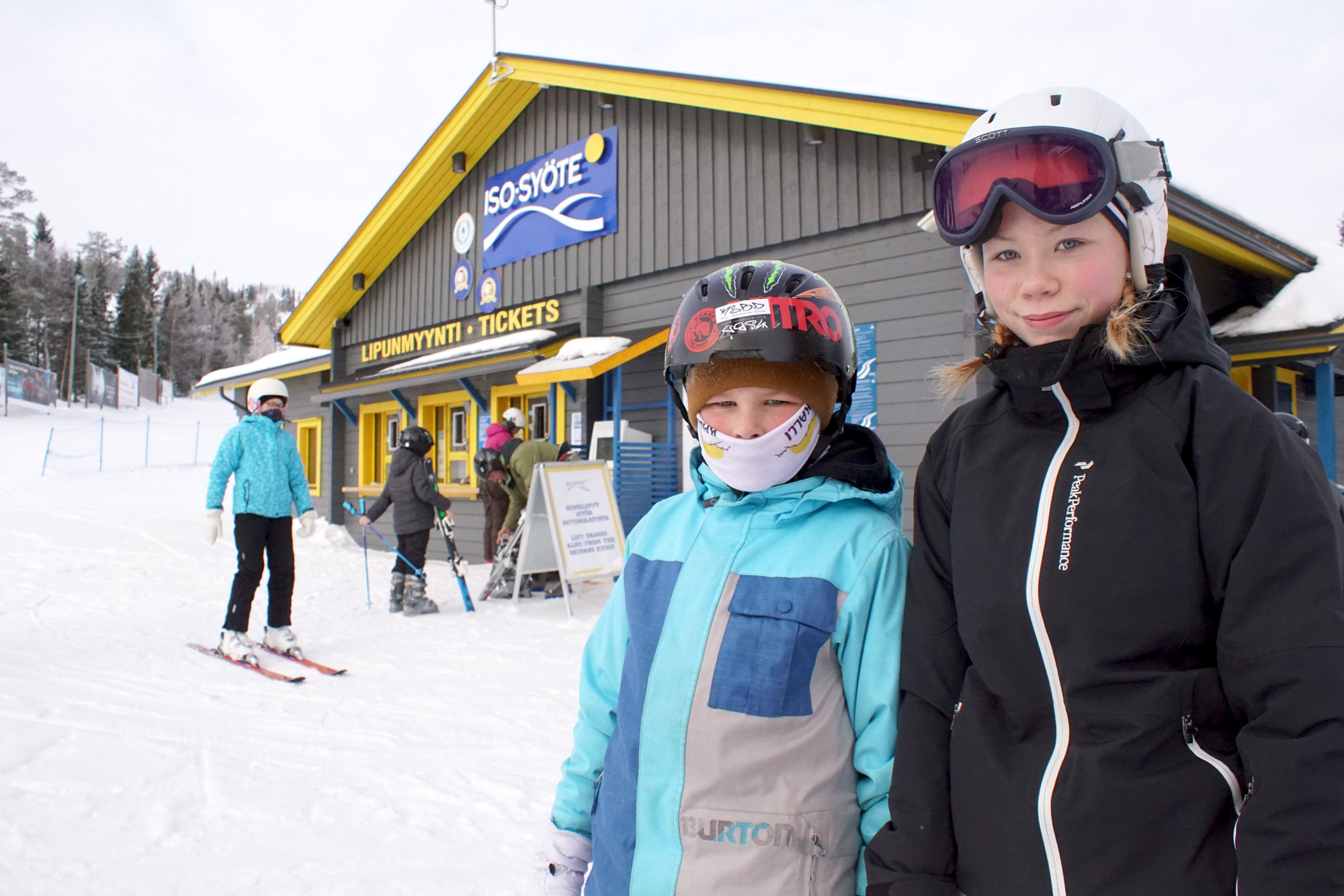 Jesse ja Jenny Karppinen viihtyivät Iso-Syötteen rinteillä. Jesse oli toista, Jenny ensimmäistä kertaa Iso-Syötteellä.