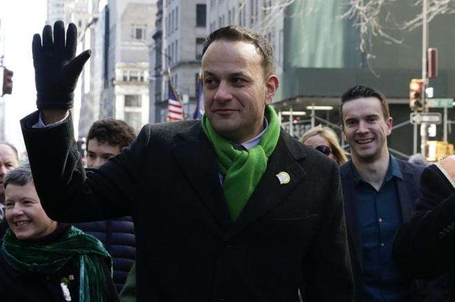 Irlannin pääministeri Leo Varadkar (kesk.) ja hänen kumppaninsa Matt Barrett (oik.) kävelivät pyhän Patrikin päivän kulkueessa New Yorkissa vuosi sitten. Kyseessä on Irlannin kansallinen juhlapäivä. KUVA: JASON SZENES/EPA