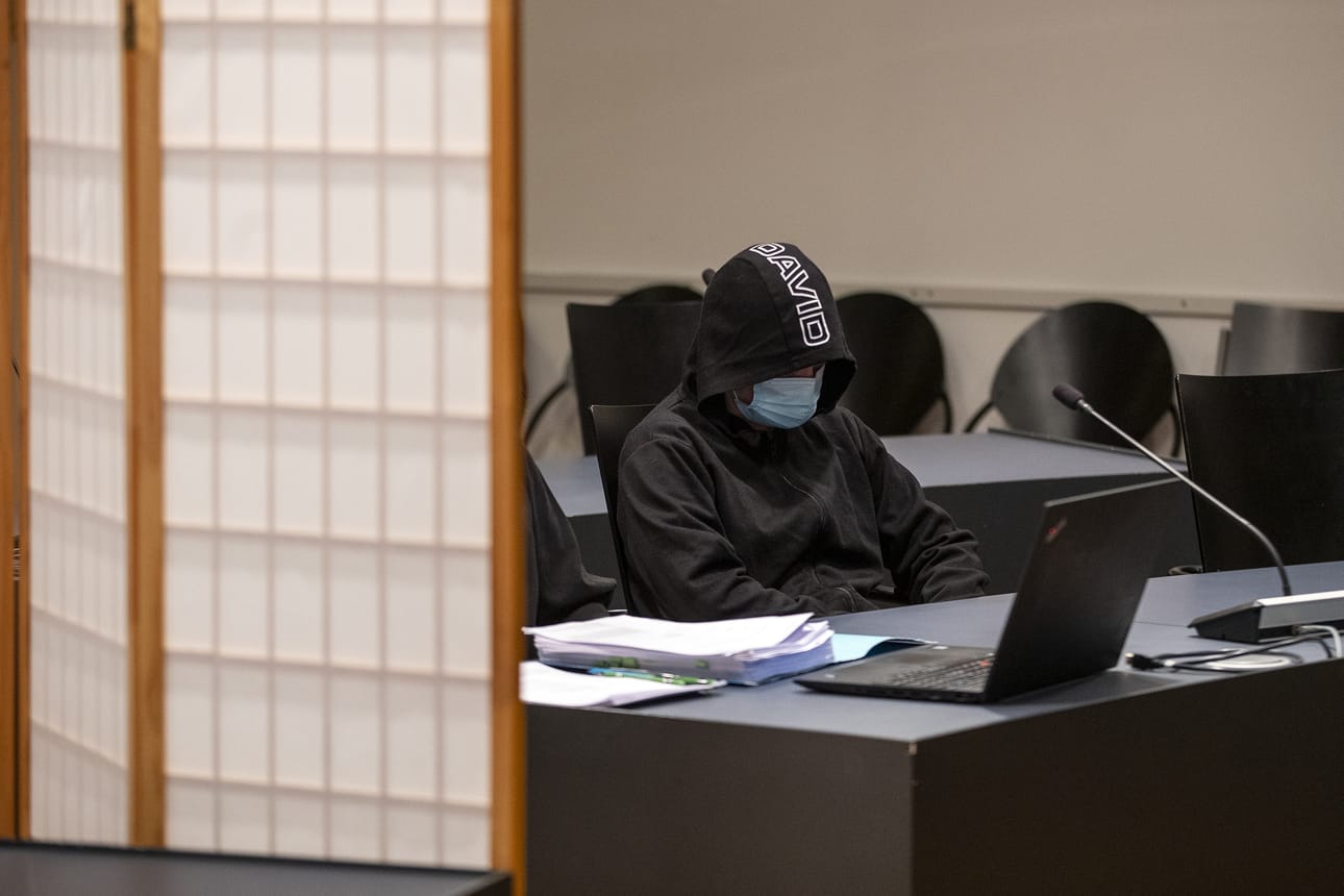 Kymmenen vuoden vankeustuomion taposta käräjäoikeudessa saanut tuomittu kuunteli hovioikeuden käsittelyä hievahtamatta. Sermi esti tuomittua ja asianomistajia näkemästä toisiaan.