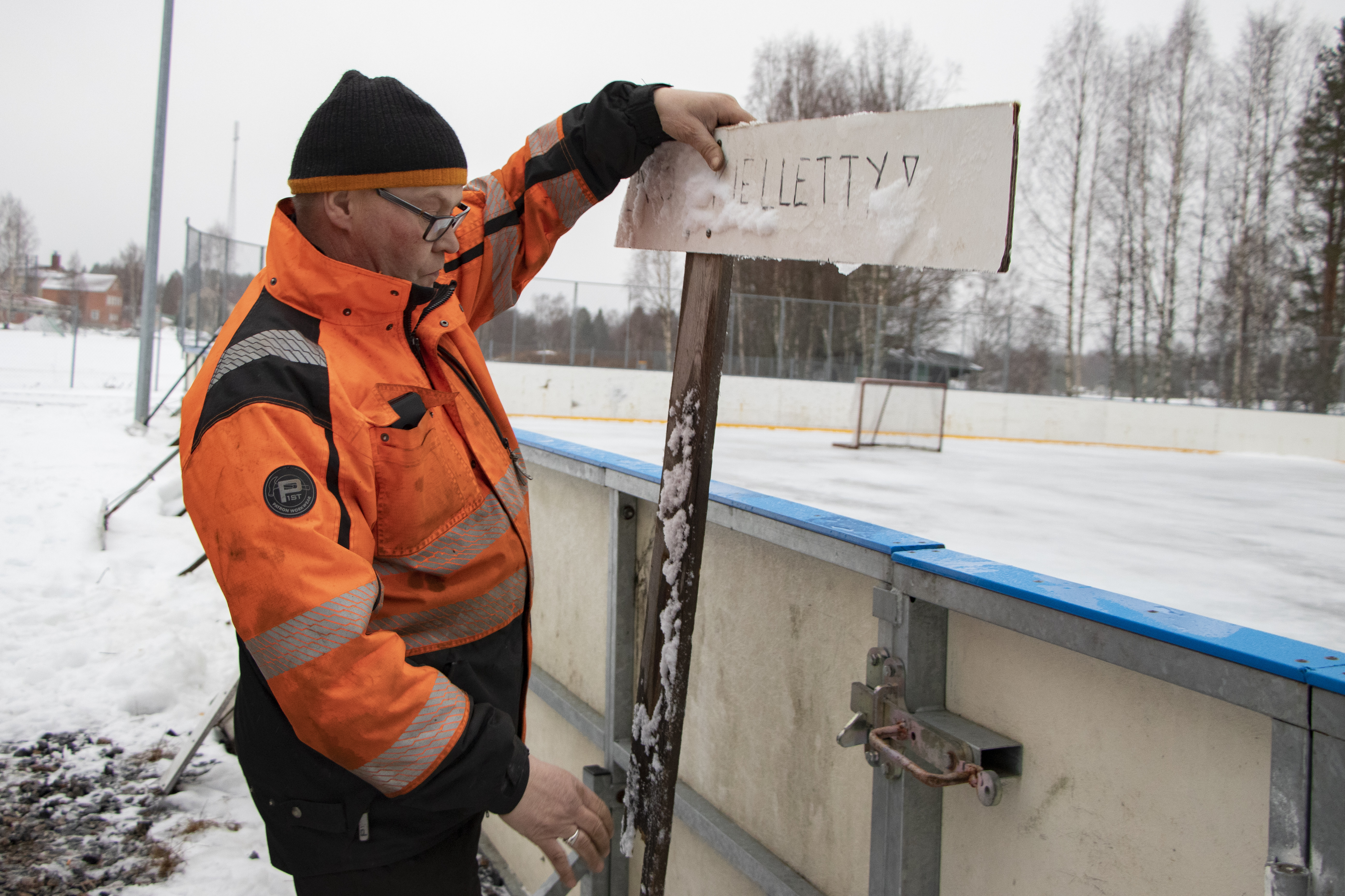 Kaukaloiden jäädyttäminen ei ole aivan simppeli juttu. Pelkän pohjajään tekeminen vaatii vähintäänkin lunta, vettä ja reilun viikon verran yhtäjaksoista pakkasta. Ja kun kenttä on juuri jäädytetty tai sää plussan puolella, pitäisi malttaa pysyä poissa ja uskoa kieltokylttejä.