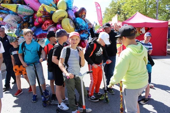 Potkulauta toimi poikien menopelinä markkinoilla. Törmäyksiä ei tapahtunut. KUVAT:MINNA HIIRONEN