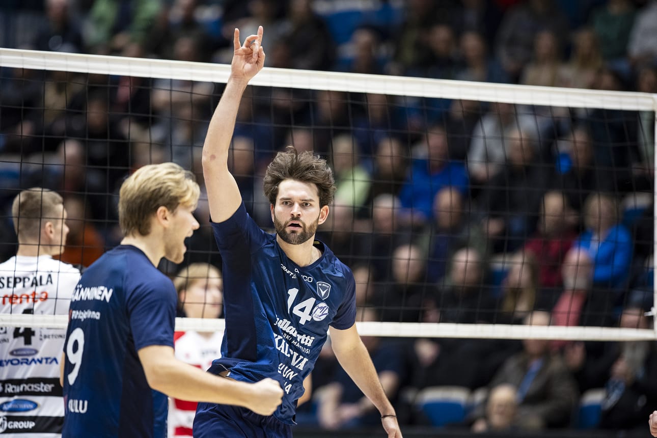 Aleksi Hänninen (vas.) ja Matthew Gentry juhlivat voitettua pistettä.