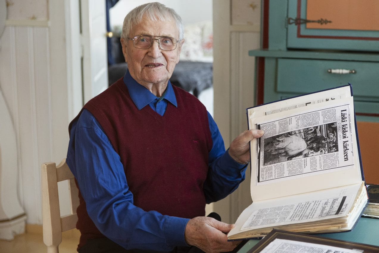 Tuore kotiseutuneuvos Eero Korkia-aho asuu syntymäkodissaan Luoma-aholla. Kylän historiaa on tallennettuna leikekirjoihin.